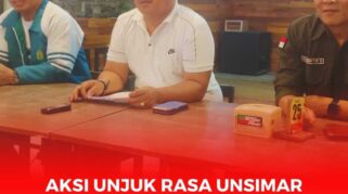 Tampak Rektor Unsimar Poso Dr.suwardi Panti (Tengah) didampingi dua wakil rektor saat menyampaikan klarifikasi atas demo Mosi tidak percaya terhadap kepemimpinannya.