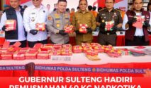 Foto bersama Gubernur Sulteng, Anwar Hafid, Kapolda Sulteng, Irjen Pol. Agus Nugroho, Kepala BNN Sulteng, Brigjen Pol Ferdinand Maksi Pasule, Aspidum Kejati Sulteng, Fitrah, SH., MH, dan Dir Narkoba Polda Sulteng, Kombes Pol Pribadi Sembiring, sesaat sebelum pemusnahan barang bukti Narkoba.