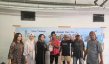 Direktur Utama Bank Suleng, Hj. Ramiyatie menyerahkan hewan kurban kepada masyarakat di kantor Pusat Bank Sulteng.