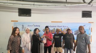 Direktur Utama Bank Suleng, Hj. Ramiyatie menyerahkan hewan kurban kepada masyarakat di kantor Pusat Bank Sulteng.