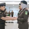 Plt. Kepala Kejaksaan Tinggi Sulawesi Tengah, Zullikar Tanjung, S.H., M.H, menyerahkan tongkat komando ke Kajari Donggala yang baru, Andi Renny Rummana, S.H., M.H.