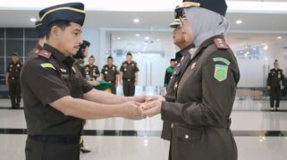 Plt. Kepala Kejaksaan Tinggi Sulawesi Tengah, Zullikar Tanjung, S.H., M.H, menyerahkan tongkat komando ke Kajari Donggala yang baru, Andi Renny Rummana, S.H., M.H.