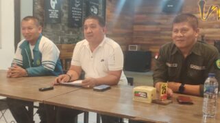 Tampak Rektor Unsimar Poso Dr.suwardi Panti (Tengah) didampingi dua wakil rektor saat menyampaikan klarifikasi atas demo Mosi tidak percaya terhadap kepemimpinannya.