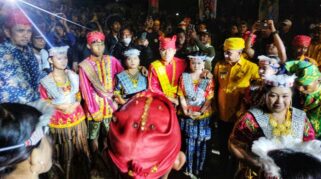 Festival Danau Lindu 2025 dibuka Gubernur Anwar Hafid, resmi masuk Karisma Event Nusantara (KEN) Kemenparekraf. Lindu siap jadi destinasi unggulan Sulteng dengan dukungan infrastruktur dan pemberdayaan masyarakat lokal.