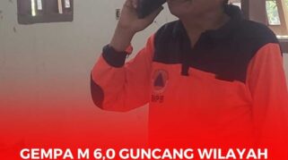 Kaban BPBD kabupaten Poso, Darma Metusala, saatwrada di dalam gedung Gereja yang runtuh dan memakan korban luka saat terjadi gempa.