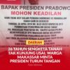Salah satu ahli waris, Ilham Salam membentangkan spanduk untuk Presiden RI, Prabowo Subianto