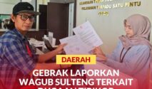 Plt. Sekretaris Jendral LSM GEBRAK, Thomy Krintianto saat menyerahkan berkas laporan ke Kejati Sulteng