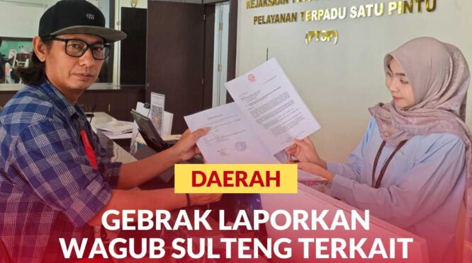Plt. Sekretaris Jendral LSM GEBRAK, Thomy Krintianto saat menyerahkan berkas laporan ke Kejati Sulteng