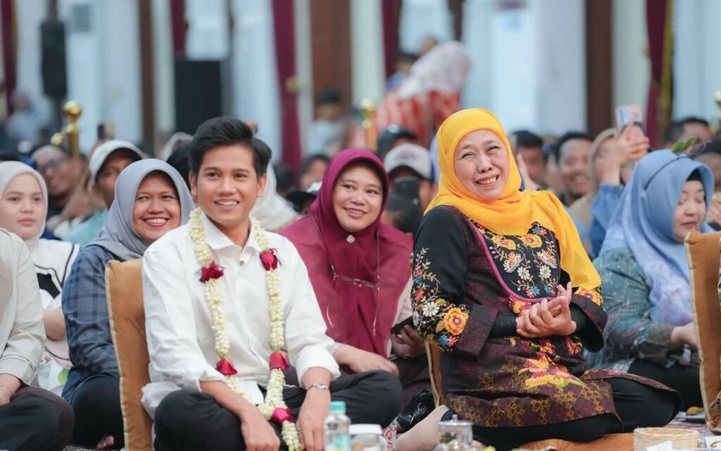 Senyum sumringah Achmad Valen Akbar, Juara D’Academy 7 Indosiar bersama Gubernur Jawa Timur, Khofifah Indar Parawansa (Foto: dok. Tiktok @khofifah.official)