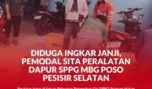 Sejumlah warga mengangkut peRatan dapur di dapur SPPG di Poso Pesisir Selatan, kabupaten Poso.