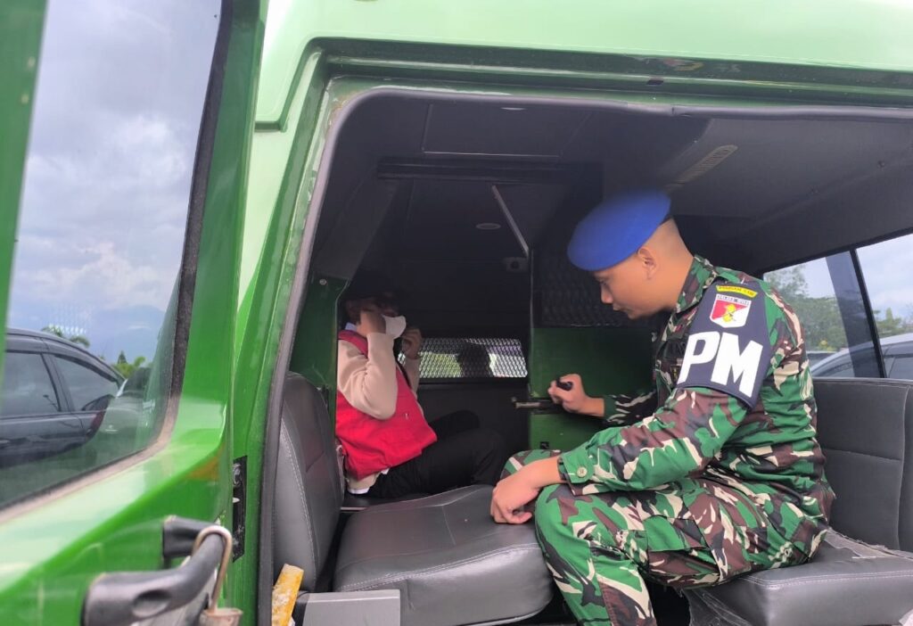 Tersangka Rachmansyah Ismail saat akan dibawa ke Rutan Maesa Palu