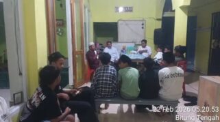 Pemuda remaja masjid Al Hikmah setelah shalat subuh