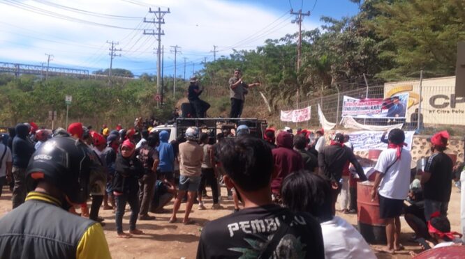 Tampak massa massa aksi saat bergerak menuju kantor PT CPM