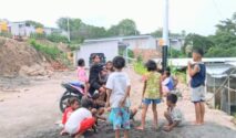 Anak-anak penyintas erupsi Lewotobi bermain di sekitar hunian sementara di Desa Konga, Flores Timur