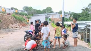 Anak-anak penyintas erupsi Lewotobi bermain di sekitar hunian sementara di Desa Konga, Flores Timur