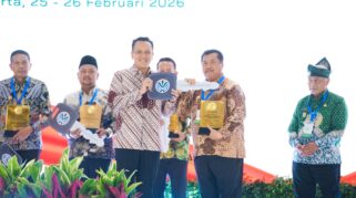 Bupati Jombang, Warsubi menerima penghargaan dari Menteri Lingkungan Hidup, Hanif Faisol Nurofiq.