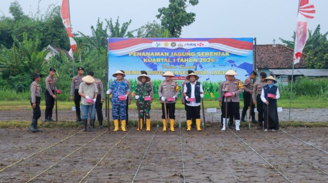 Kapolres Jombang AKBP Ardi Kurniawan, S.H., S.I.K., CPHR saat penanaman Jagung Serempak