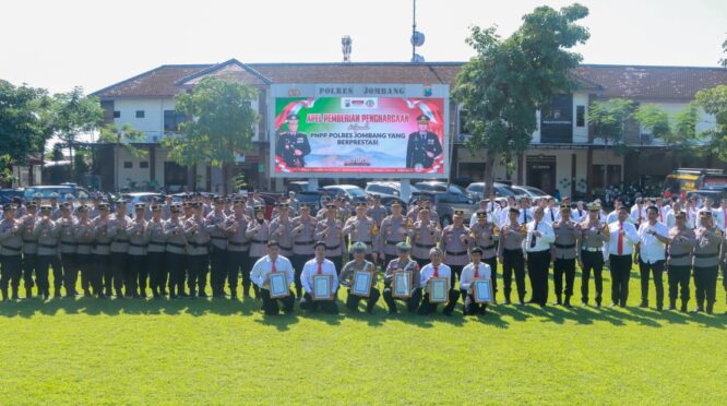 FOTO BERSAMA: Kapolres Jombang AKBP Ardi Kurniawan, S.H., S.I.K., CPHR beserta jajaran Polres Jombang