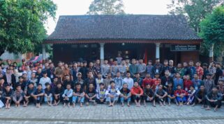 FOTO BERSAMA : Kapolres Jombang AKBP Ardi Kurniawan, S.H., S.I.K., CPHR disela kegiatan pembinaan dan pelatihan pendidikan jati diri bangsa bagi para pelajar SM dan SMK Se Kabupaten Jombang