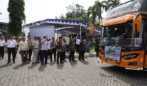 Wakil Bupati Jombang melepas keberangkatan bus arus balik gratis tujuan Jakarta di halaman Dishub Jombang