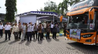 Wakil Bupati Jombang melepas keberangkatan bus arus balik gratis tujuan Jakarta di halaman Dishub Jombang