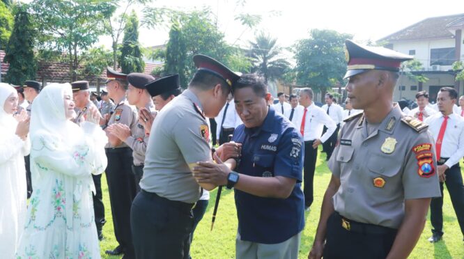 Kapolres Jombang AKBP Ardi Kurniawan berjabat tangan dengan personel saat kegiatan halalbihalal usai apel pagi di Mapolres Jombang