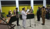 Kepala Desa Perak, Ubaidillah Amin melantik Dimas Aditya sebagai Kaur Tata Usaha dan Umum Desa Perak.