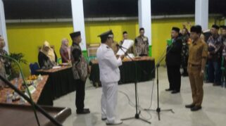 Kepala Desa Perak, Ubaidillah Amin melantik Dimas Aditya sebagai Kaur Tata Usaha dan Umum Desa Perak.