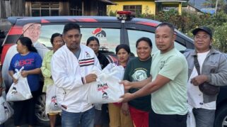 Tampak sekertaris DPD PSI Poso, saat menyerahkan bantuan sembako pada masyarakat