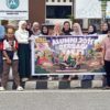 Para alumni foto bersama usai membagikan bekal berbuka puasa