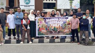 Para alumni foto bersama usai membagikan bekal berbuka puasa