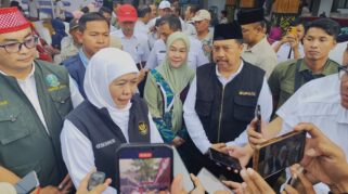Bupati Jombang, Warsubi mendampingi Khofifah Indar Parawansa dalam rangkaian kunjungan kerja di Jombang pada Rabu.