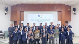 PROSESI PELANTIKAN: Jajaran pembina Gamanusratim IPB University saat melantik secara resmi kepengurusan periode 2026/2027 di Gedung Kuliah A Faperta, IPB University, Bogor, Sabtu (14/3/2026). Sebanyak 16 pengurus baru di bawah kepemimpinan Junirius Halla, S.Si., resmi mengemban amanah untuk memperkuat solidaritas mahasiswa asal Nusa Tenggara Timur.