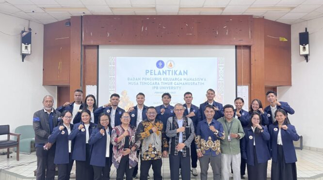 PROSESI PELANTIKAN: Jajaran pembina Gamanusratim IPB University saat melantik secara resmi kepengurusan periode 2026/2027 di Gedung Kuliah A Faperta, IPB University, Bogor, Sabtu (14/3/2026). Sebanyak 16 pengurus baru di bawah kepemimpinan Junirius Halla, S.Si., resmi mengemban amanah untuk memperkuat solidaritas mahasiswa asal Nusa Tenggara Timur.