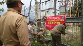 Penyegelan tower BTS yang belum mengantongi Sertifikat Laik Fungsi