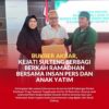 Kejati Sulteng, Nuzul Rahman R beserta Istri tercinta saat menyerahkan paket santunan bagi anak yatim yang diterima oleh pengurus Panti Asuhan Berkah Amanah Akhirat.