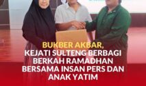 Kejati Sulteng, Nuzul Rahman R beserta Istri tercinta saat menyerahkan paket santunan bagi anak yatim yang diterima oleh pengurus Panti Asuhan Berkah Amanah Akhirat.