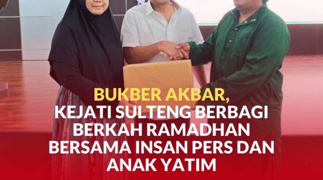 Kejati Sulteng, Nuzul Rahman R beserta Istri tercinta saat menyerahkan paket santunan bagi anak yatim yang diterima oleh pengurus Panti Asuhan Berkah Amanah Akhirat.