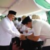 Bupati Jombang Warsubi bersalaman dengan ASN usai apel kerja perdana pasca Idul Fitri 1447 H di Lapangan Pemkab Jombang