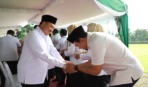 Bupati Jombang Warsubi bersalaman dengan ASN usai apel kerja perdana pasca Idul Fitri 1447 H di Lapangan Pemkab Jombang