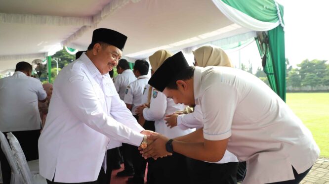 Bupati Jombang Warsubi bersalaman dengan ASN usai apel kerja perdana pasca Idul Fitri 1447 H di Lapangan Pemkab Jombang