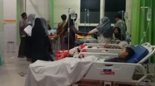 Santri yang tengah dirawat di rumah sakit, sisuga akibat keracunan menu buka puasa.