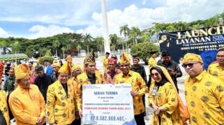 SUMRINGAH: Bupati Parigi Moutong, Erwin Burase. Tersenyum lebar saat menerima penyerahan simbolis Deviden dari Bank Sulteng yang diserahkan oleh Gubernur Sulteng, Anwar Hafid, Didampingi Dirut Bank Sulteng, Hj. Ramiyatie. (Foto: Humas Bank Sulteng)