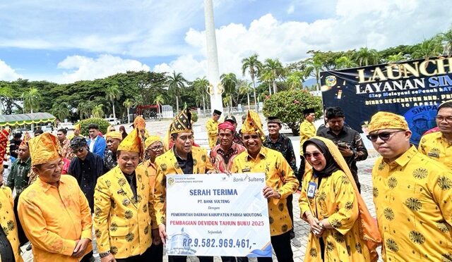 SUMRINGAH: Bupati Parigi Moutong, Erwin Burase. Tersenyum lebar saat menerima penyerahan simbolis Deviden dari Bank Sulteng yang diserahkan oleh Gubernur Sulteng, Anwar Hafid, Didampingi Dirut Bank Sulteng, Hj. Ramiyatie. (Foto: Humas Bank Sulteng)