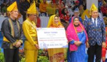 Penyerahan simbolis Deviden Bank Sulteng dihari ulang tahun Provinsi Sulteng yang ke-62