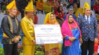 Penyerahan simbolis Deviden Bank Sulteng dihari ulang tahun Provinsi Sulteng yang ke-62