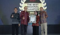 Dirut Bank Sulteng Ramiyatie menerima penghargaan “THE ASIANPOST BUMD Awards 2026” di Solo. Kamis (16/4).