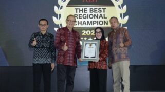 Dirut Bank Sulteng Ramiyatie menerima penghargaan “THE ASIANPOST BUMD Awards 2026” di Solo. Kamis (16/4).