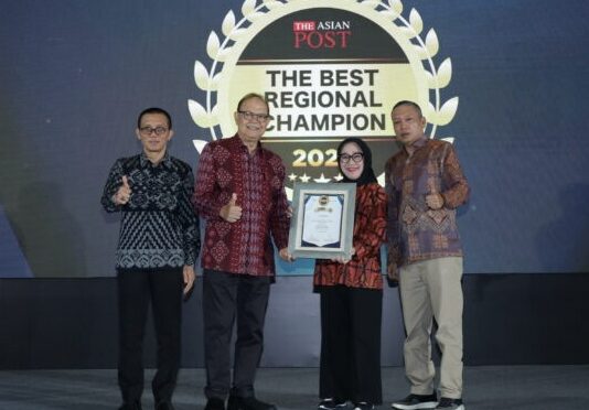 Dirut Bank Sulteng Ramiyatie menerima penghargaan “THE ASIANPOST BUMD Awards 2026” di Solo. Kamis (16/4).