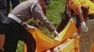 Petugas kepolisian bersama tim relawan mengevakuasi jenazah pria tanpa identitas yang ditemukan di saluran irigasi di wilayah Kecamatan Megaluh, Kabupaten Jombang